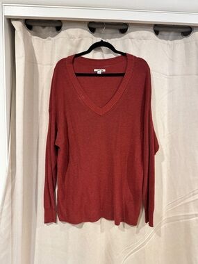 American Eagle V-neck Lightweight Sweater in Cranberry Red
